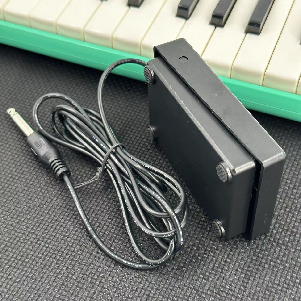 Kompaktowy pedał podtrzymania  – Musical Instrument Synthesizer recenzja i cena